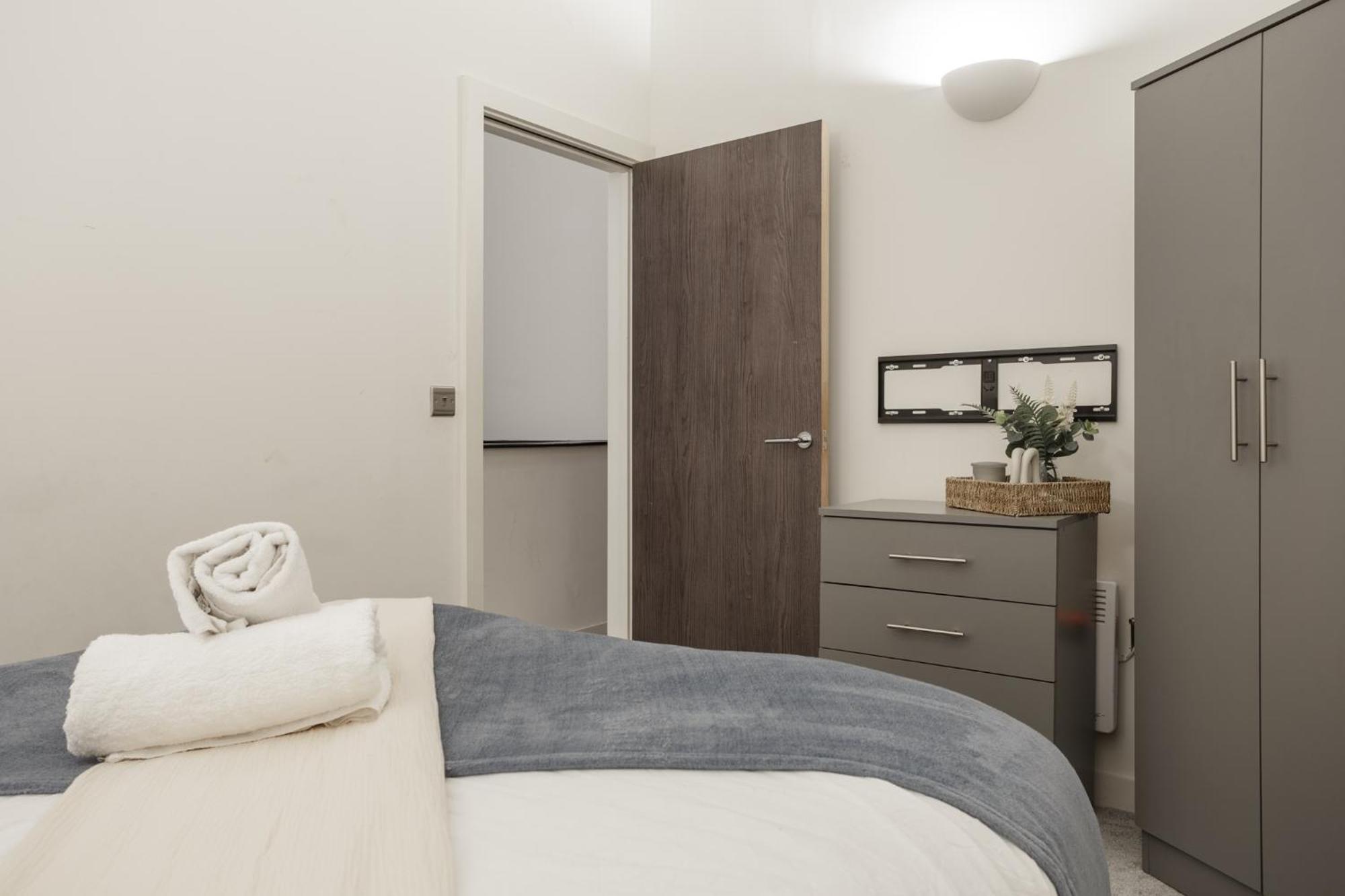 Exclusive Penthouse- 85 Inch Huge Tv Apartment Bradford  Exterior photo