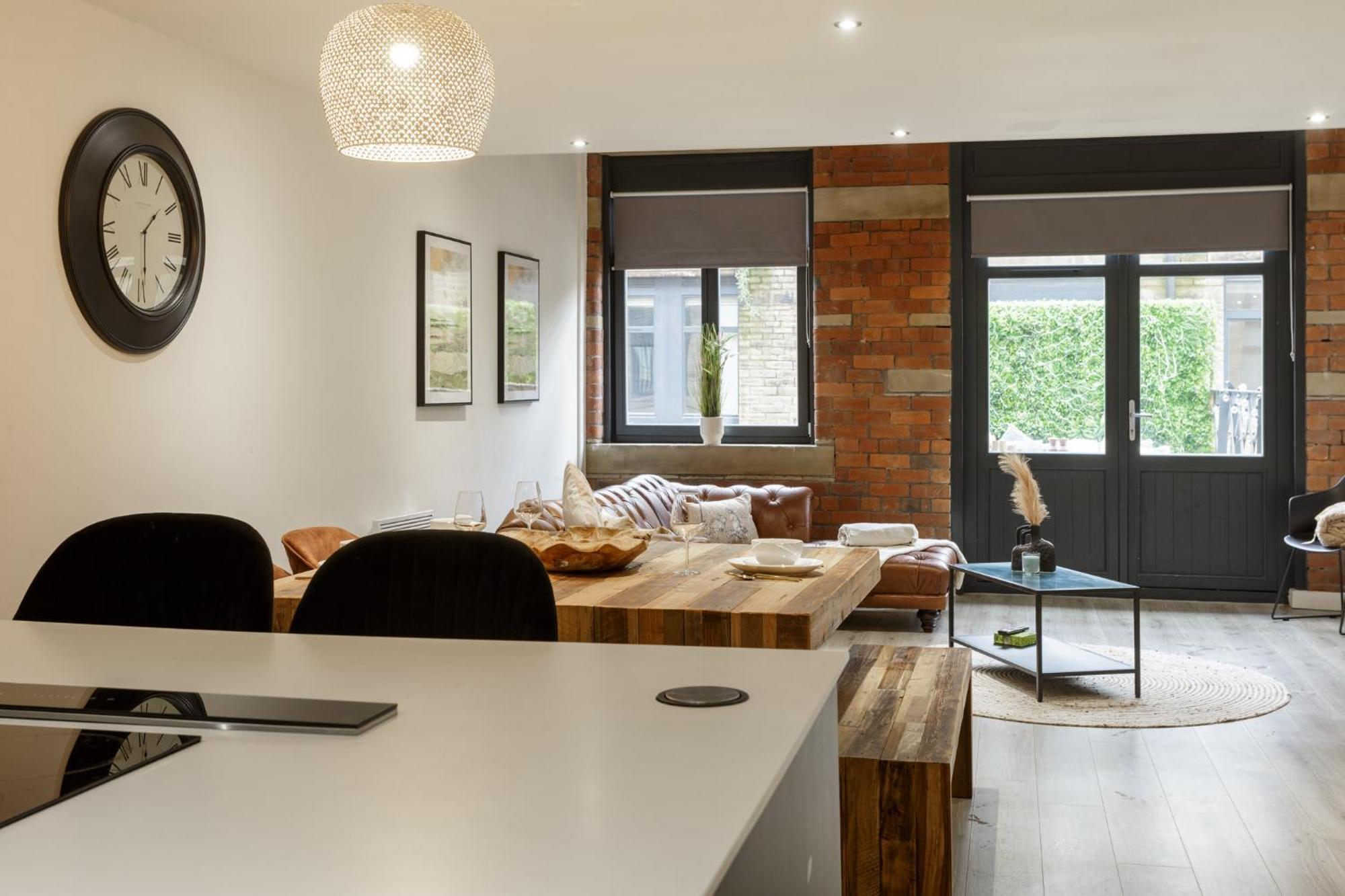 Exclusive Penthouse- 85 Inch Huge Tv Apartment Bradford  Exterior photo