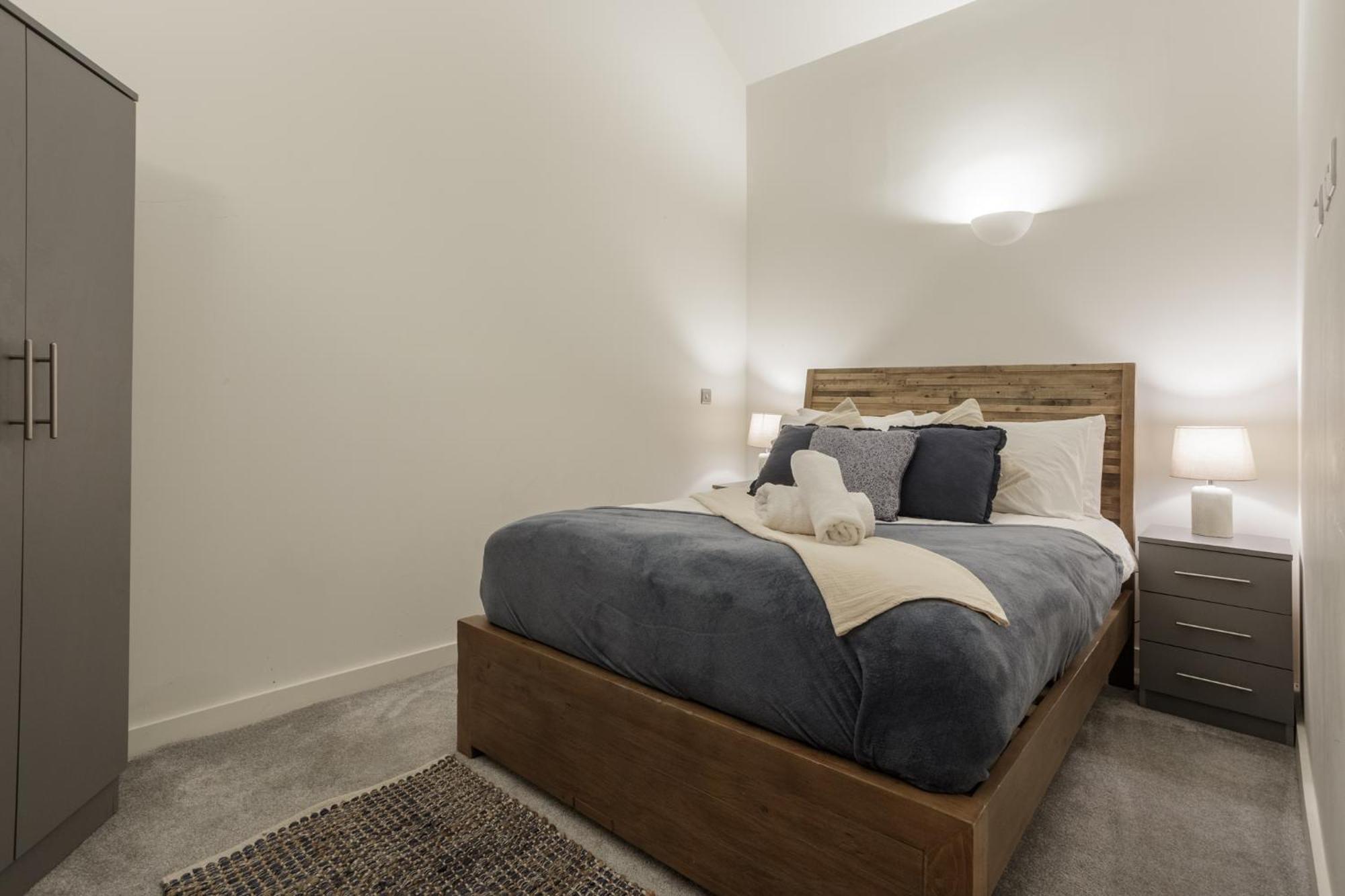 Exclusive Penthouse- 85 Inch Huge Tv Apartment Bradford  Exterior photo